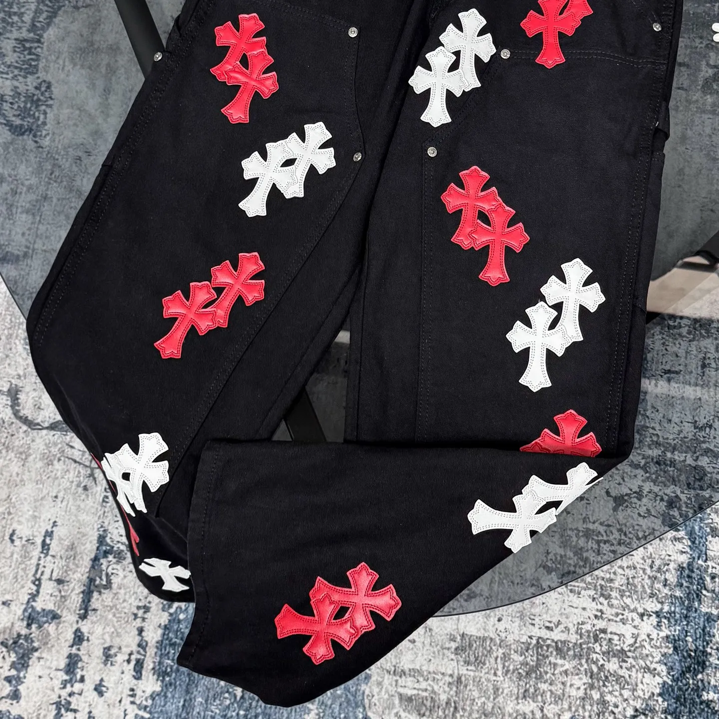 P280 Chrome hearts washed jeans with black logging and white leather elements. Really restore the ultimate texture of Vintage. Three-dimensional version. Loose and comfortable, not picky on the figure. Makes taller and slimmer. Factory precision. Original factory quality control. Same style for men and women. Can be matched with couples. Versatile recommendation. Must-have jeans for all seasons. Fashionistas have been disappointed. From the quality selection of fabrics, the tailoring of details, and the matching of patterns, they are all impeccable! The upper body is so handsome when worn...it can be easily worn by men, women and children! The craftsmanship is made of heavy-duty washed pure cotton denim fabric. After washing, it is soft and thick and looks very stylish when worn. Color: black Size: 28 30 32 34 36